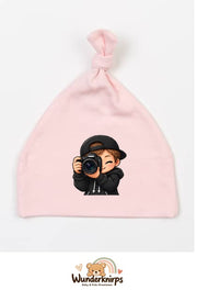Knotenmütze Babybugz BZ15 in Pastellrosa mit Motiv Fotograf mit Kamera