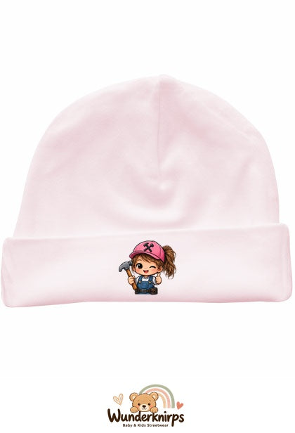 Umschlagmütze Rox-01 in Pastellrosa mit Motiv Handwerkerin mit Hammer