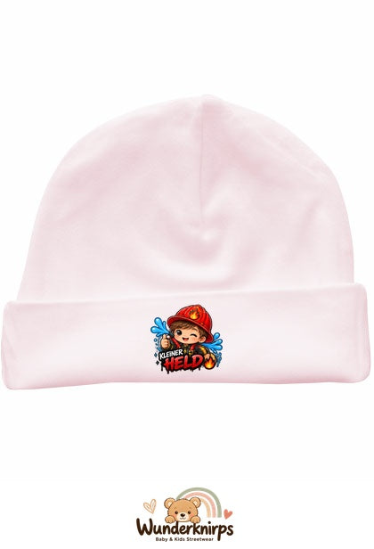 Umschlagmütze Rox-01 in Pastellrosa mit Motiv Feuerwehr Kleiner Held