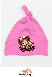 Knotenmütze Babybugz BZ15 in Bubblegum-Pink mit Motiv Kleine Ärztin