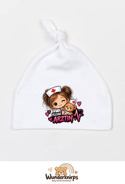 Knotenmütze Babybugz BZ15 in Weiß mit Motiv Kleine Ärztin