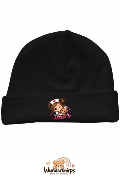Umschlagmütze Rox-01 in Schwarz mit Motiv Kleine Ärztin