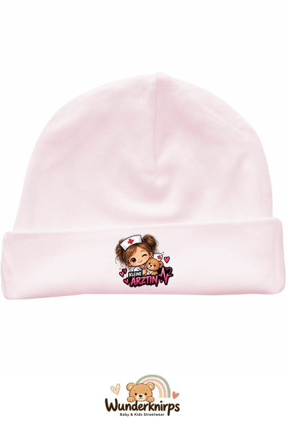 Umschlagmütze Rox-01 in Pastellrosa mit Motiv Kleine Ärztin