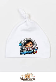 Knotenmütze Babybugz BZ15 in Weiß mit Motiv Kleiner Astronaut