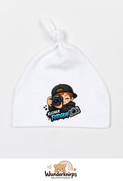 Knotenmütze Babybugz BZ15 in Weiß mit Motiv Kleiner Fotograf