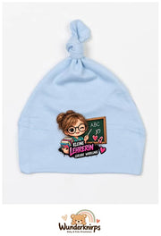 Knotenmütze Babybugz BZ15 in Staubblau mit Motiv Kleine Lehrerin, große Wirkung