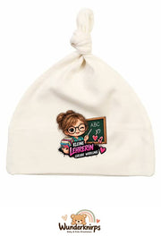 Knotenmütze Babybugz BZ15 in Natur mit Motiv Kleine Lehrerin, große Wirkung