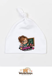 Knotenmütze Babybugz BZ15 in Weiß mit Motiv Kleine Lehrerin, große Wirkung