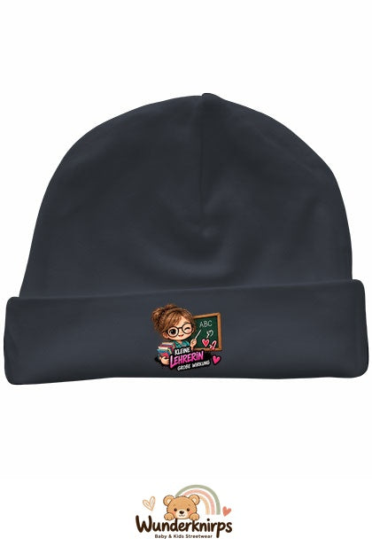 Umschlagmütze Rox-01 in Anthrazit mit Motiv Kleine Lehrerin, große Wirkung