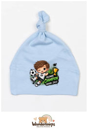 Knotenmütze Babybugz BZ15 in Staubblau mit Motiv Kleiner Champion, große Ziele