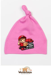 Knotenmütze Babybugz BZ15 in Bubblegum-Pink mit Motiv Zusteller Immer am Start