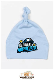 Knotenmütze Babybugz BZ15 in Staubblau mit Motiv Kleiner Abenteurer