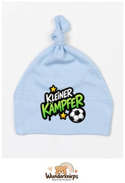 Knotenmütze Babybugz BZ15 in Staubblau mit Motiv Kleiner Kämpfer mit Fußball