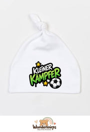 Knotenmütze Babybugz BZ15 in Weiß mit Motiv Kleiner Kämpfer mit Fußball