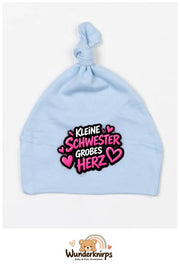 Knotenmütze Babybugz BZ15 in Staubblau mit Motiv Kleine Schwester, großes Herz