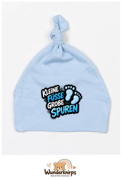 Knotenmütze Babybugz BZ15 in Staubblau mit Motiv Kleine Füße, große Spuren