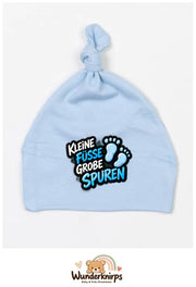Knotenmütze Babybugz BZ15 in Staubblau mit Motiv Kleine Füße, große Spuren