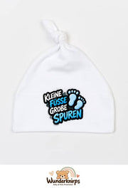 Knotenmütze Babybugz BZ15 in Weiß mit Motiv Kleine Füße, große Spuren