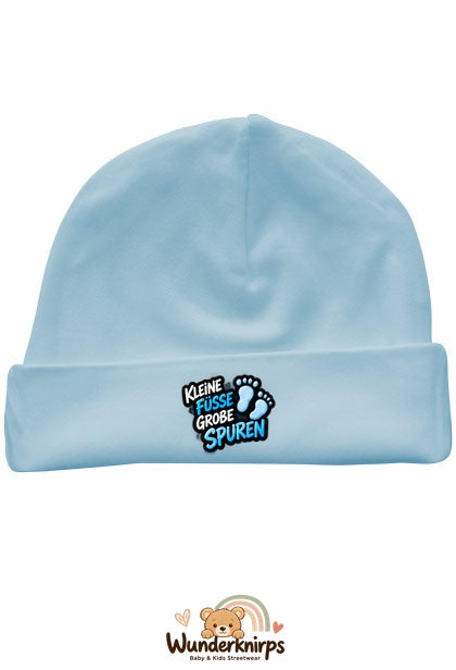 Umschlagmütze Rox-01 in Pastellblau mit Motiv Kleine Füße, große Spuren
