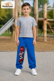 Junge trägt blaue Jogginghose mit Play Different Basketball-Print, von vorn auf dem Spielplatz.