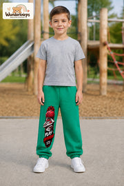 Junge trägt grüne Jogginghose mit Play Different Basketball-Print, von vorn auf dem Spielplatz.