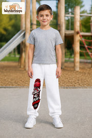 Junge trägt weiße Jogginghose mit Play Different Basketball-Print, von vorn auf dem Spielplatz.