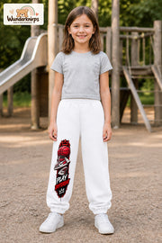 Mädchen trägt weiße Jogginghose mit Play Different Basketball-Print, von vorn auf dem Spielplatz.