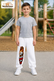 Junge trägt weiße Jogginghose mit Football Mode Flammen-Print, von vorn auf dem Spielplatz.