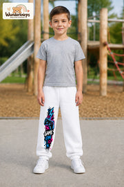 Junge trägt weiße Jogginghose mit Game On Controller-Print, von vorn auf dem Spielplatz.