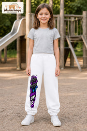 Mädchen trägt weiße Jogginghose mit Level Up Gaming-Print, von vorn auf dem Spielplatz.