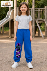 Mädchen trägt blaue Jogginghose mit Gaming Sterne Violett-Print, von vorn auf dem Spielplatz.