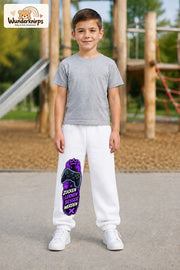 Junge trägt weiße Jogginghose mit Gaming Sterne Violett-Print, von vorn auf dem Spielplatz.