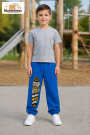 Junge trägt blaue Jogginghose mit Money Moves Gold-Print, von vorn auf dem Spielplatz.