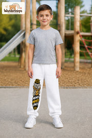 Junge trägt weiße Jogginghose mit Money Moves Gold-Print, von vorn auf dem Spielplatz.