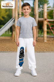 Junge trägt weiße Jogginghose mit Disziplin heute Hoodie-Print, von vorn auf dem Spielplatz.