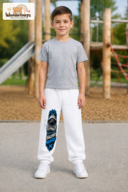 Junge trägt weiße Jogginghose mit Silent Hustle Hoodie-Print, von vorn auf dem Spielplatz.