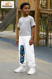 Junge trägt weiße Jogginghose mit Small Dude Hoodie-Print, leicht seitlich auf dem Spielplatz.