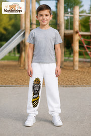 Junge trägt weiße Jogginghose mit Stay Hungry Löwe-Print, von vorn auf dem Spielplatz.