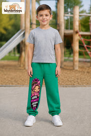 Junge trägt grüne Jogginghose mit Girl Power Bandana-Print, von vorn auf dem Spielplatz.