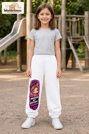 Mädchen trägt weiße Jogginghose mit Große Träume Herz-Bandana-Print, von vorn auf dem Spielplatz.