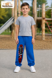 Junge trägt blaue Jogginghose mit Disziplin Samurai-Print, von vorn auf dem Spielplatz.
