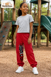 Mädchen trägt rote Jogginghose mit Disziplin Samurai-Print, leicht seitlich auf dem Spielplatz.