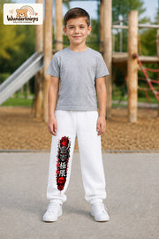 Junge trägt weiße Jogginghose mit Samurai Kirschblüten-Print, von vorn auf dem Spielplatz.