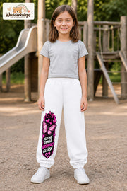 Mädchen trägt weiße Jogginghose mit Kleine Dinge Schmetterling-Print, von vorn auf dem Spielplatz.