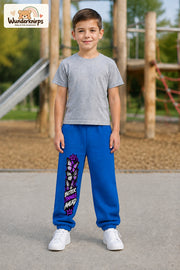 Junge trägt blaue Jogginghose mit Better Things Falter-Print, von vorn auf dem Spielplatz.