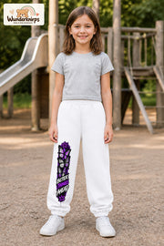 Mädchen trägt weiße Jogginghose mit Better Things Falter-Print, von vorn auf dem Spielplatz.