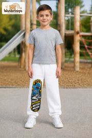 Junge trägt weiße Jogginghose mit Weitermachen Sternen-Board-Print, von vorn auf dem Spielplatz.