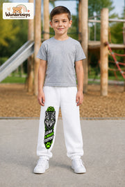 Junge trägt weiße Jogginghose mit Bigger Footprint Wolf-Print, von vorn auf dem Spielplatz.