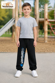 Junge trägt schwarze Jogginghose mit Wunderknirps Graffiti-Print, von vorn auf dem Spielplatz.