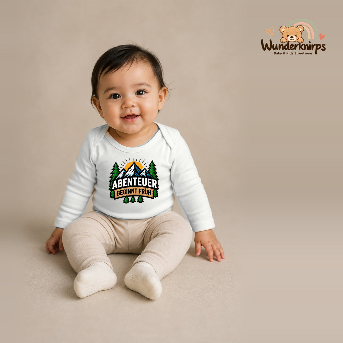 Babybody für Mädchen in Weiß mit Motiv „Abenteuer beginnt früh“, getragen von einem Kind – Wunderknirps.